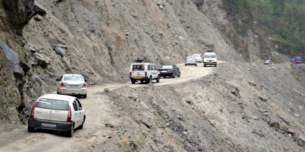 resize-1599983895695897136dangerzonebadrinathhighwaychardhamyatra1467282267-1024x512 (1)